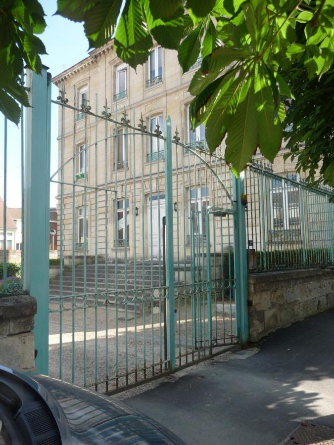 Studio Dans Charmante Batisse De Maitre Compiegnoise Compiègne Extérieur photo